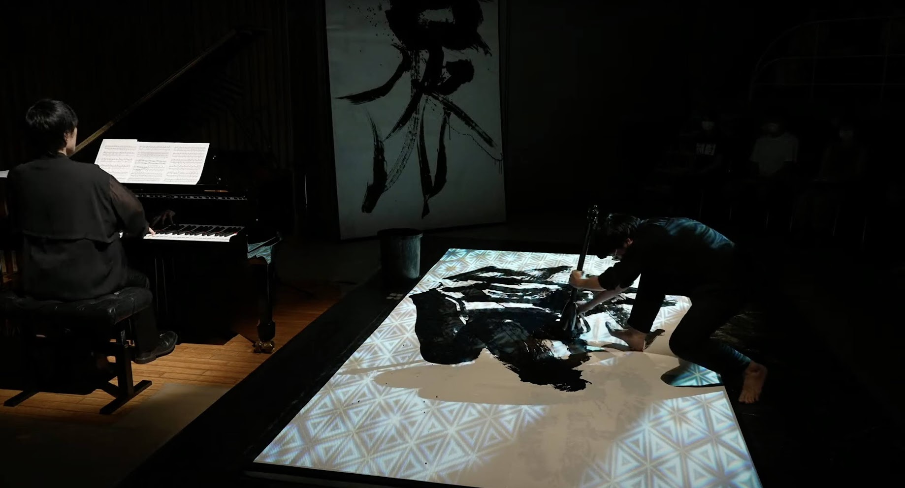 音楽と書の「化学反応」：舞台で生まれる「触媒」としての表現